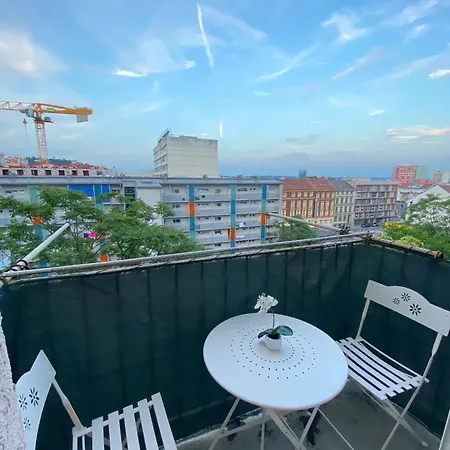 Apartment Moderne Mit 2 Balkonen, Self Check-in, Parking Graz